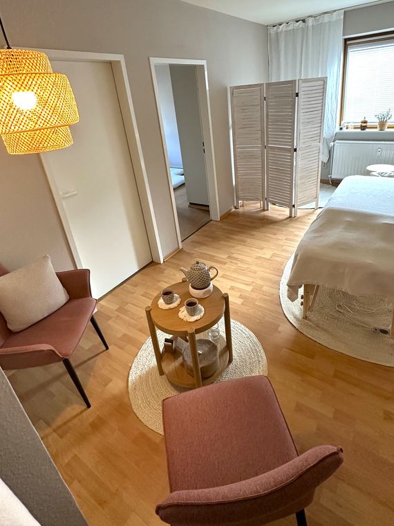 Sitzbereich mit zwei Sesseln, im Hintergrund der Behandlungsfuton