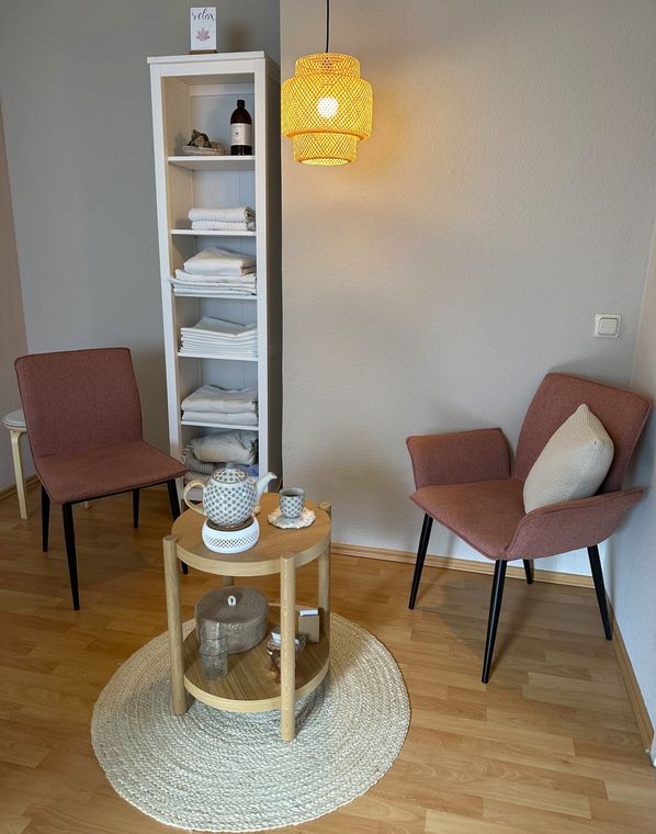 Zwei Sessel mit Regal und gedämpftem Licht