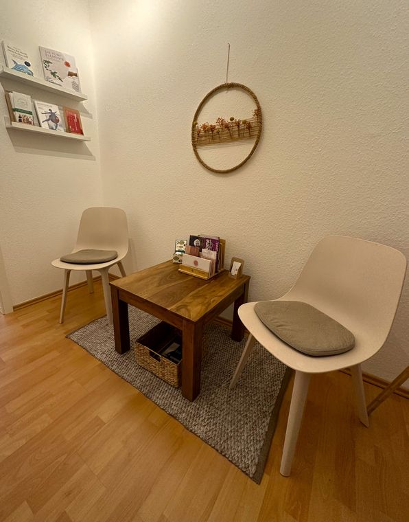 Sitzecke mit Tisch und Spiegel für Vor- und Nachgespräch